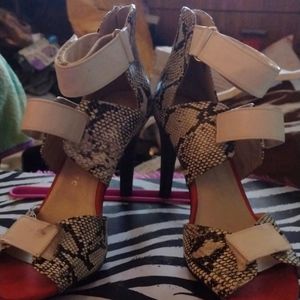 Rock & Republic Strappy Stilettos Zipper in the back Animal Print NWOB Ankle Str